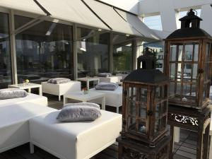 XL Hocker weiss mit Husse 0